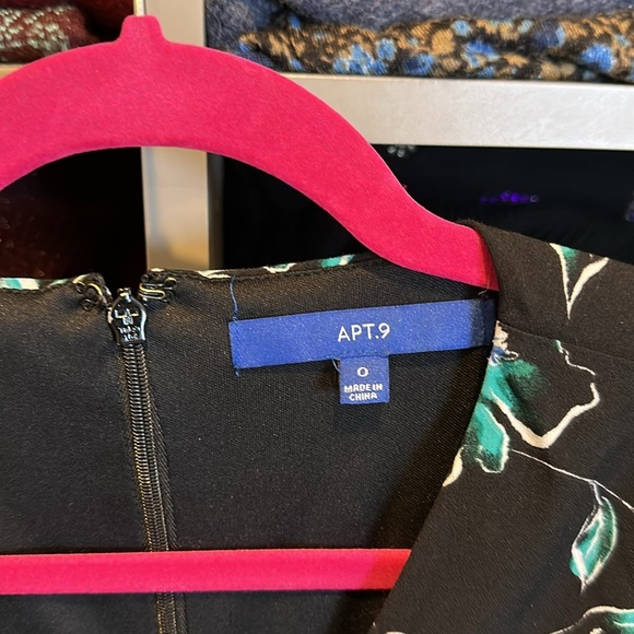 Apt. 9 black/green floral sleeveless v neck 2 pocket cropped jumpsuit size 0 - Picture 2 of 3